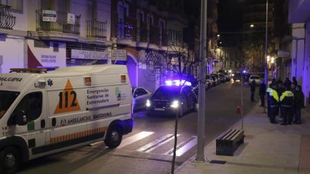 Vehículos de los servicios de Emergencias y varios agentes de Policía Municipal en la calle de la localidad de Don Benito (Badajoz).