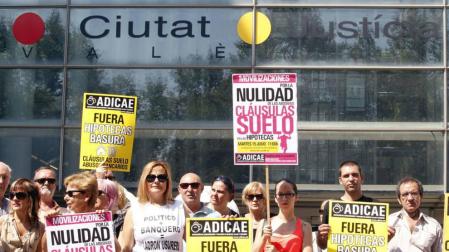 Protesta de miembros de ADICAE, plataforma de afectados por la cláusula suelo.