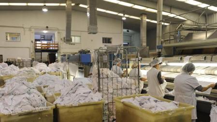 La multinacional francesa Elis compra el grupo navarro de lavandería Indusal