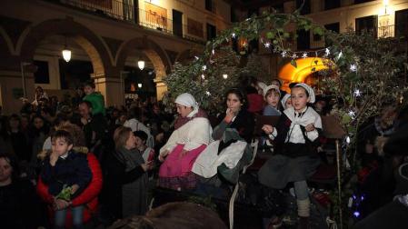 El Olentzero desfila por las calles de Tudela. cientos de niños tudelanos le recibieron en la plaza de los Fueros
