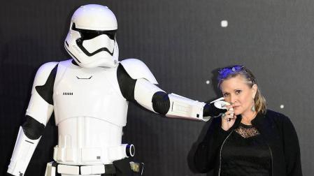 La actriz Carrie Fisher, hospitalizada tras sufrir un infarto en pleno vuelo