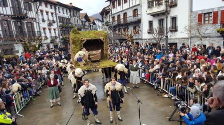 Los ganadores del premio especial al mejor Olentzero, 'Errekakuk'.