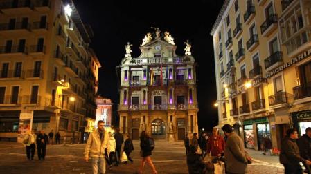 Día Internacional de la Infancia el Ayuntamiento de Pamplona se ilumina de color azul
