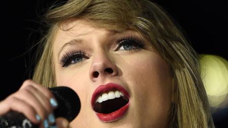 Taylor Swift aterriza en la escuela de Harry Potter