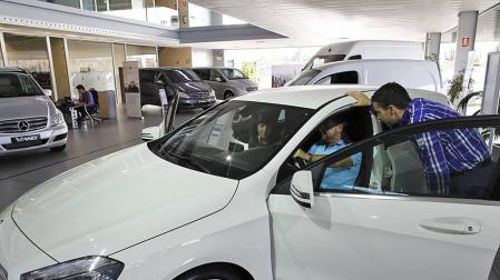 La matriculación de coches híbridos ya supera todas las ventas de 2014