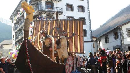 Una nave vikinga surcó el año pasado el centro de Leitza.