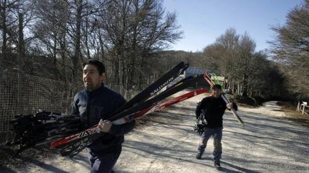 Estado en el que se encontraban ayer  las pistas del Centro de Esquí Nórdico de Abodi (Salazar). A diez grados centígrados, ocho más que en Ochagavía, los dos monitores de esquí,  Boni y Julio, organizaban el material para la llegada, el lunes, de 115 escolares.