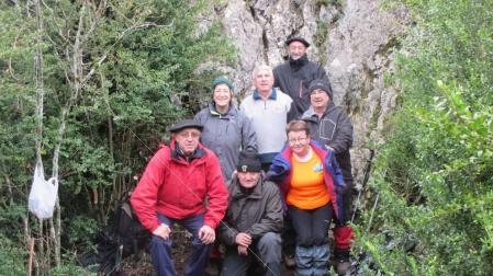 De izquierda a derecha, José Javier de la Era 'Chacho', Conchi Múgica, Esteban Baquero, Óscar Riza, José Luis Reobal, Ana del Pozo y Óscar Aldea, agachado, en las peñas de Antxoritz, con las botellas.