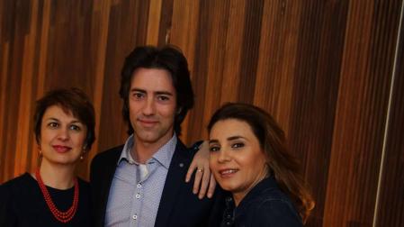 Los tres intérpretes navarros posaron ayer en Baluarte: Maite Beaumont (izquierda), José Luis Sola y Sabina Puértolas.