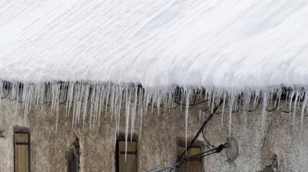 Carámbanos de hielo en una vivienda en Roncesvalles.