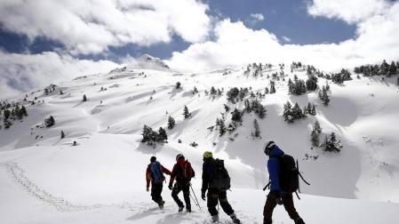 Un grupo de montañeros se adentran en el Pirineo hacia el pico Arlás (2043 m), en el primer día de la primavera en Navarra.