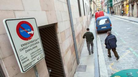 Carga y descarga en la cuesta de Santo Domingo de Pamplona.