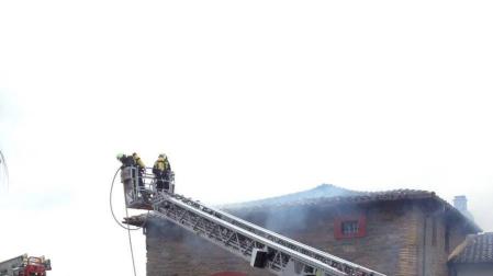 Imágenes del incendio que se ha declarado este viernes en una casa de la localidad de Aizoáin.