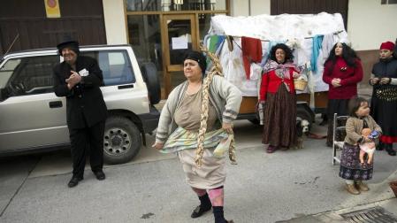 Cientos de vecinos salieron a la calle a celebrar el carnaval en Sunbilla