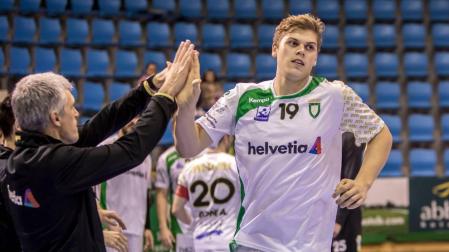 El lateral Gabriel Ceretta, que en la imagen choca la mano con Juanto Apezetxea, debutó ayer con el Helvetia. Marcó dos goles y dio una asistencia ante el Benidorm.