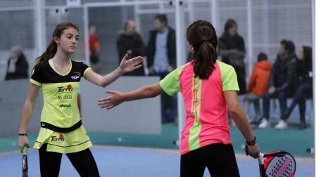 Del 9 al 12 de febrero se disputó en La Bandeja la primera de las cinco jornada de Juegos Deportivos de la temporada de pádel. Allí se dieron cita un total 75 parejas, 150 chavales comprendidos entre los siete y los 17 años.