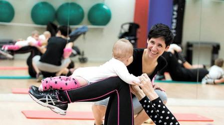 Ejercicio con el bebé 'a cuestas'