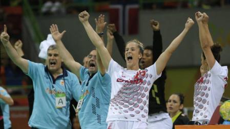 Nerea Pena y Naiara Egozkue (al fondo), celebra un gol de España.