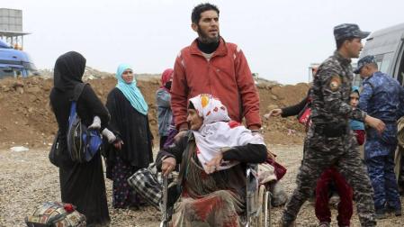 Una familia iraquí desplazada a un campo de refugiados debido al conflicto entre el Ejército de Irak y el Estado Islámico.