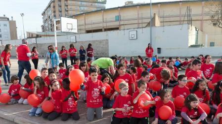 Los jugadores Roberto Torres y Antonio Otegui estuvieron con los alumnos del colegio Griseras y acudieron al centro cívico del barrio de Lourdes.