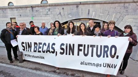 Los afectados por recortes de becas presentan otra demanda judicial