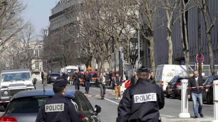 Un atentado con un paquete bomba causa un herido en la sede del FMI en París
