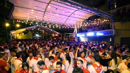Noche de fiesta en el Labrit en San Fermín.