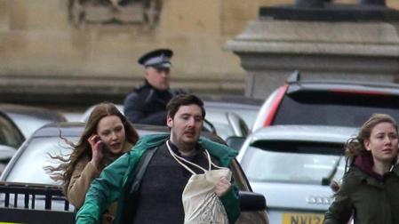 Al menos una decena de personas han resultado heridas en el puente de Westminster, junto al Parlamento británico, después de que se hayan escuchado lo que podrían haber sido disparos en la zona.