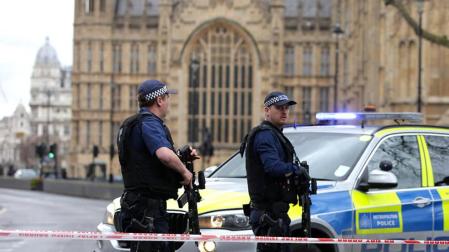 Al menos una decena de personas han resultado heridas en el puente de Westminster, junto al Parlamento británico, después de que se hayan escuchado lo que podrían haber sido disparos en la zona.