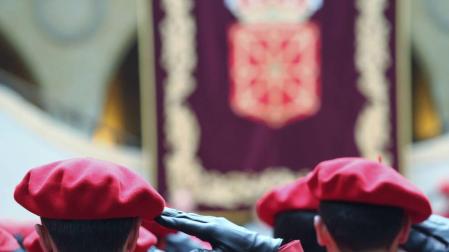 Agentes del Cuerpo autonómico realizan el saludo oficial durante la celebración del acto central del Día de la Policía Foral.