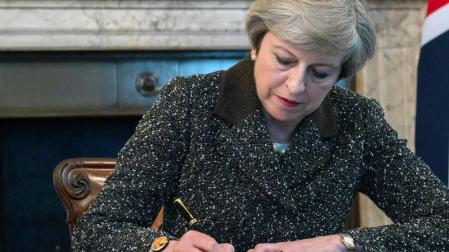 Theresa May firma la carta en la que pedirá el "brexit"