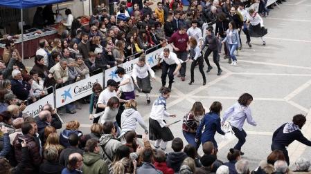 Fotos del Baile del Plego de Abligtas protagonizado por el Grupo de Danzas Mendianike.