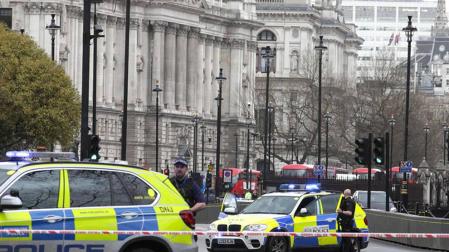 Al menos una decena de personas han resultado heridas en el puente de Westminster, junto al Parlamento británico, después de que se hayan escuchado lo que podrían haber sido disparos en la zona.