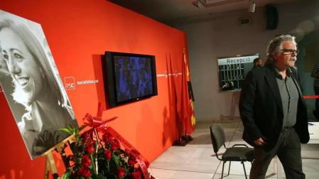 Políticos y militantes han acudido a la sede del PSOE para despedir a Carme Chacón
