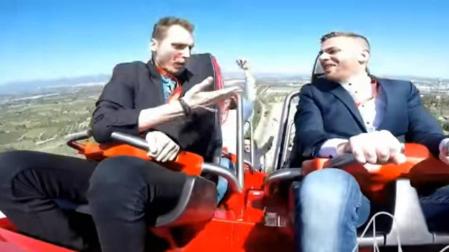 Una paloma se estampa en la cara de un hombre en una atracción de Ferrari Land