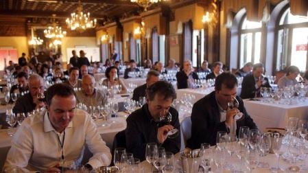 Momento de la cata de vinos descatalogados (que ya no están a la venta) de la Colección 125 de Chivite, en el Nuevo Casino.