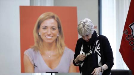 Políticos y militantes han acudido a la sede del PSOE para despedir a Carme Chacón
