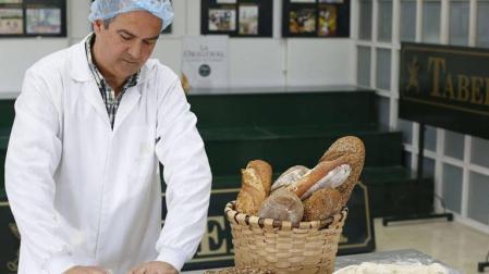 El maestro panadero Felipe Lumbreras Cabrerizo. A la dcha, masa madre de harina de centeno y cereales y masa madre de harina de trigo.