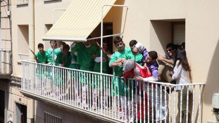 Imágenes de persecución y apresamiento de Judas por las viviendas de Cabanillas
