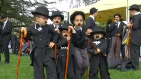 600 personas se disfrazan de Charles Chaplin para celebrar su 128 cumpleaños