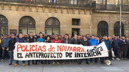 Quinientos policías claman contra la ley del Gobierno foral