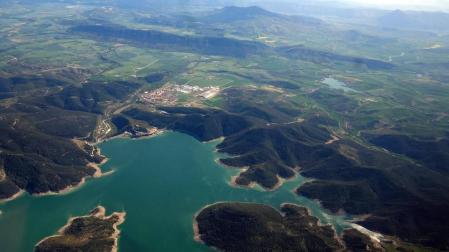 La infraestructura de regadío está transformando el paisaje. Así se ve desde el aire en su primera fase, de Itoiz a Pitillas.