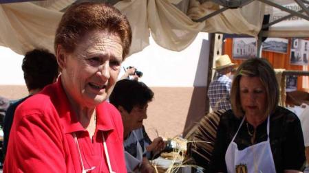 La plaza de la Diputación de Sesma se llenó este domingo con más de 2.000 visitantes que se acercaron para  saber de la historia espartera de la localidad  través de Artesparto.