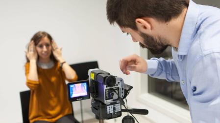 Alumnos de la facultad practican con la cámara termográfica, que muestra cambios de temperatura corporal en función de las distintas emociones. Uno de los usos para esta herramienta se encuentra en la psicología clínica.