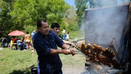 Imágenes de familias de distintas nacionalidades que se reúnen los fines de semana en este espacio.