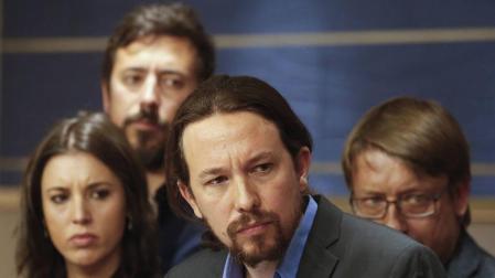 Podemos pide al PSOE por carta que se una a su moción de censura a Rajoy