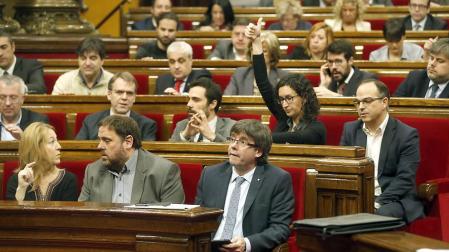 El Parlament aprueba la moción rupturista con duras críticas de la oposición