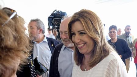 La aspirante a la Secretaría General del PSOE Susana Díaz (d) durante una reunión con militantes celebrada en Ibiza.