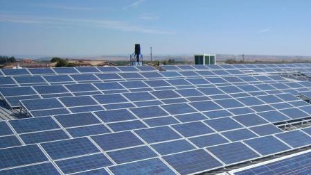 Barcina no descarta los tribunales por el impuesto de las placas solares