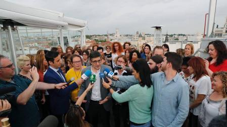 Sánchez ofrece a Patxi López integrarse en su candidatura tras la entrega de los avales